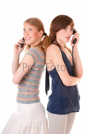 Она разговаривает с подругой по телефону. Две подруги разговаривают. Две подруги общаются по телефону. Две девушки разговаривают по телефону. Две девушки разговаривают по смартфонам.