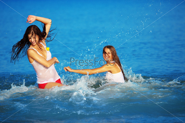 Фотография на тему Красивые девушки с удовольствием отдыхают в воде | PressFoto