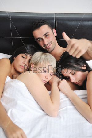 Фото молодой человек лежал на белой кровати хороший. Молодой человек демонстрирует качество матраса