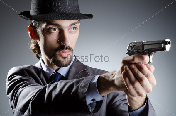 Фотография на тему Человек с пистолетом | PressFoto