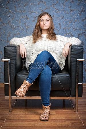 Красивая девушка на роскошном диване