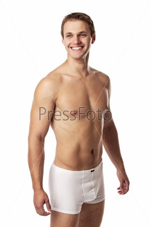Красивый мужчина позирует в нижнем белье на белом фоне