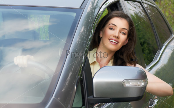 Девушка сидит у автомобиля старое фото · бесплатная фотография от danastr - картинки на Fonwall