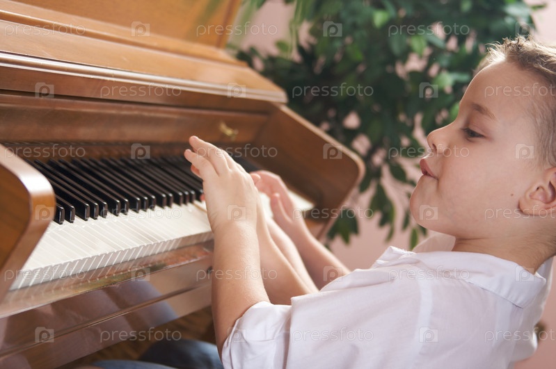 Fotografiya Na Temu Deti Igrayut Na Pianino Pressfoto