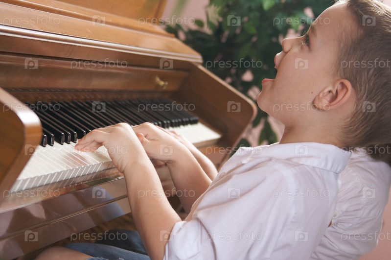 Fotografiya Na Temu Deti Igrayut Na Pianino Pressfoto