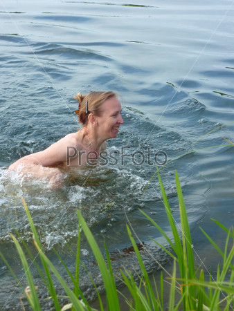 Блондиночка хочет ебли на озере