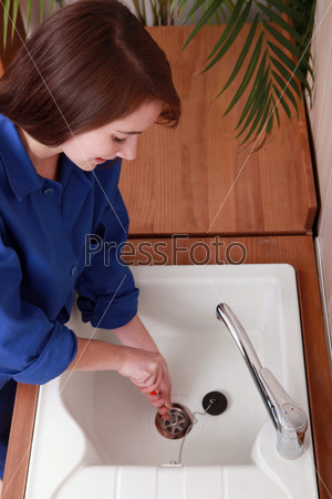 Женские руки моют волосы молодой женщины в раковине