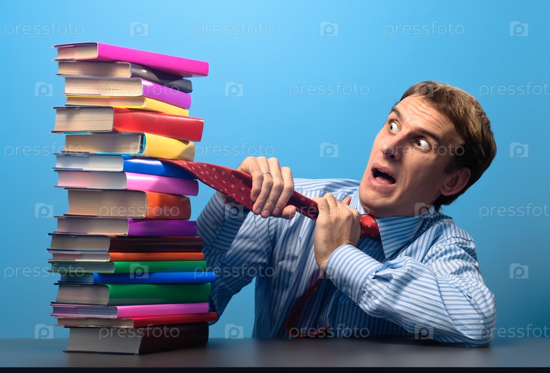 человек в растерянности смотрит на стопку книг в суде