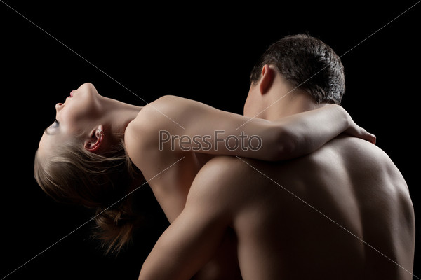 Мужчина и женщина занимаются сексом в студии