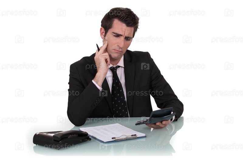 растерянный бизнесмен с калькулятором