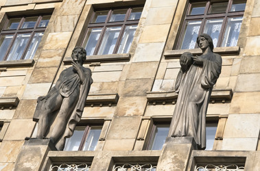 Скульптура на въезде в Министерство промышленности и торговли - Stavrida