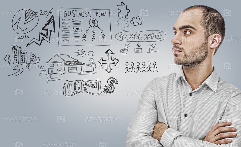 мужчина задумался смотрит на планы дома