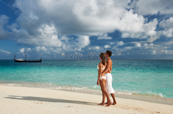 Счастливая влюбленная пара развлекается на пляже, замедленная съемка,