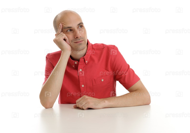 человек в раздумьях за столом