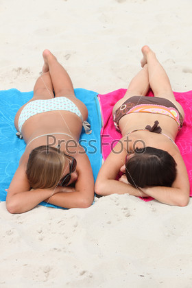 Девушки загорают на пляже
