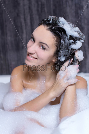 Женщина принимает ванну с пеной в ванной комнате дома — Фелин, домашний - Stock Photo | #