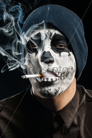 Курит Через Маску Фото