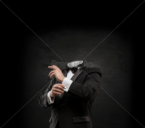 Фотография на тему Человек без головы на темном фоне | PressFoto