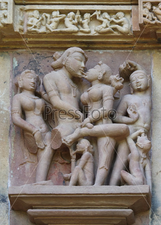 Известные эротические рисунки в древних Лакшмана храма в Кхаджурахо, Мадхья-Прадеш, Индия.