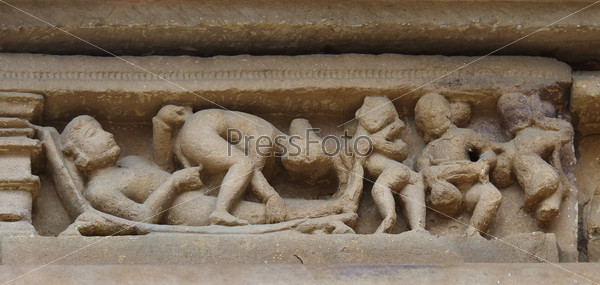 Барельефы храма камасутры с эротическими сценами в каджурахо, индия | Премиум Фото