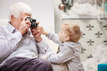 Дедушка фотографирует внука - photobac