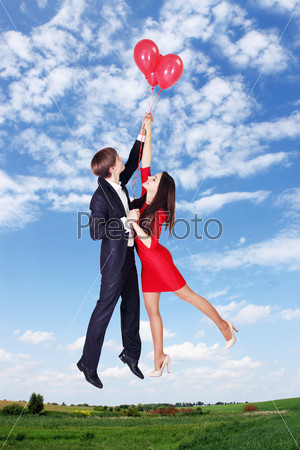 Девочка прыгает с воздушными шарами