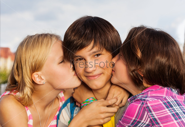 Фото Девочки Целуют Мальчиков