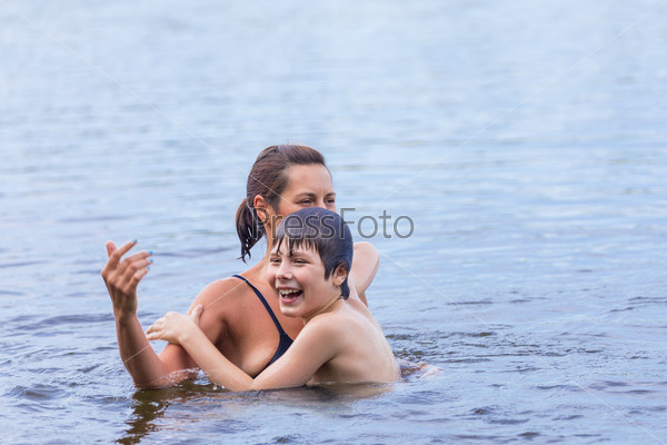 Сын купался в душе. Сын купается. Мать.купаться.на.озере. Мама купается. Мама купается на озере.