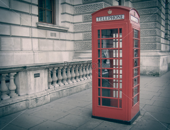 «Реинкарнация» английской телефонной будки в дизайне интерьера