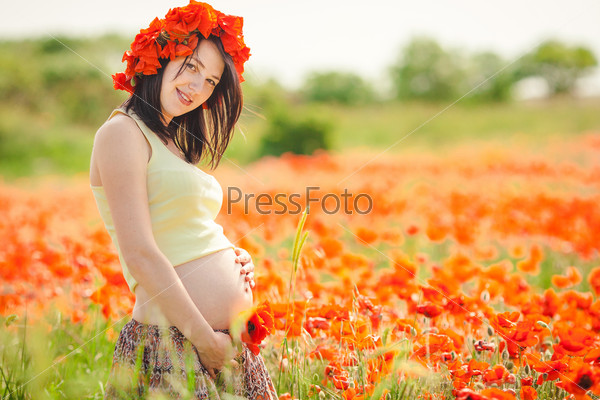 Беременная девушка на природе