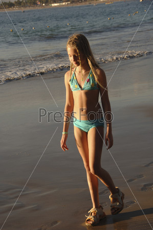 Фото девочки на речном пляже