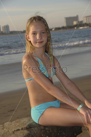 Стоковые фотографии по запросу Молодая девушка пляж