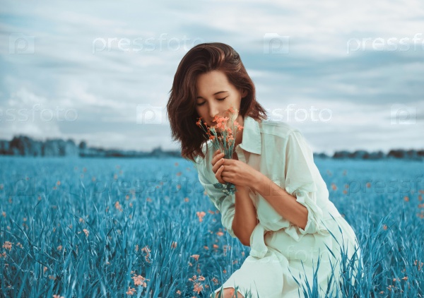 Фотография на тему Молодая женщина, собирать цветы на летнем лугу