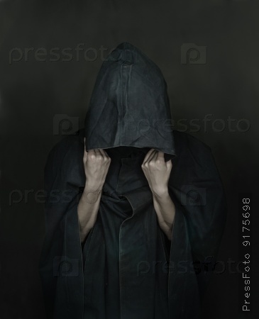 Фотография на тему Человека в плаще с капюшоном | PressFoto