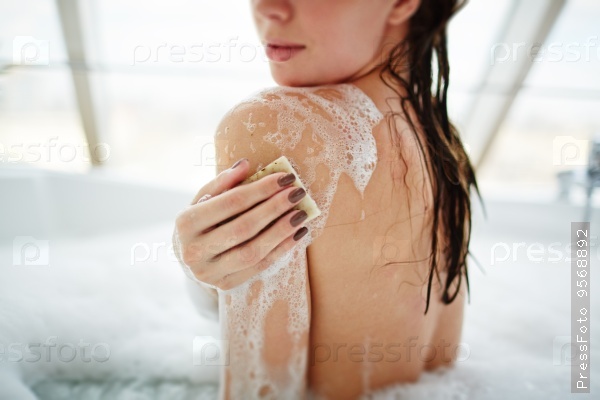 Девушка моется под душем