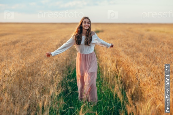 Фотография на тему Красивая брюнетка в пшеничном поле на закате | PressFoto