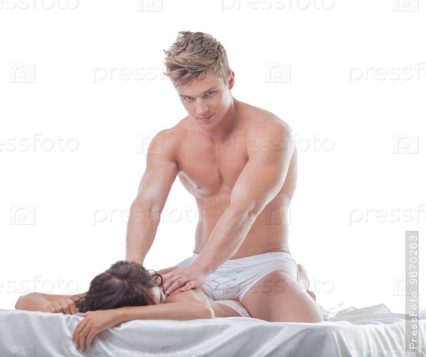 женщина делает массаж голому мужчине