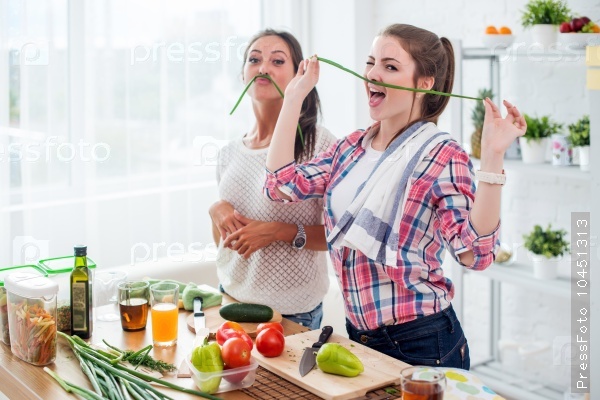 Дамочки готовят на кухне