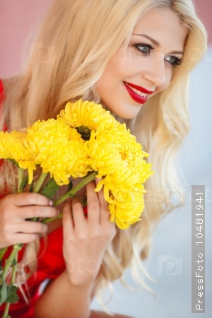 Блондинка с цветами со спины (72 фото)