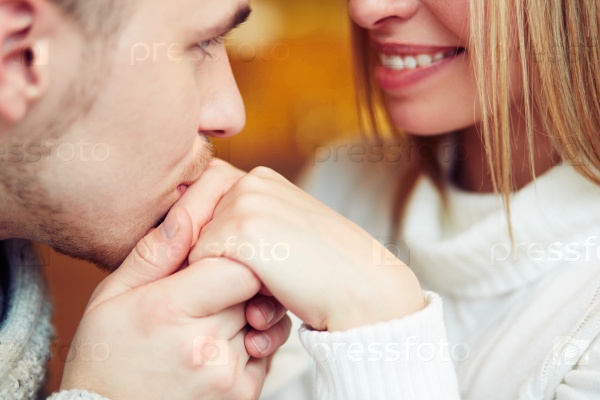 Почему мужчина целует руки девушке?