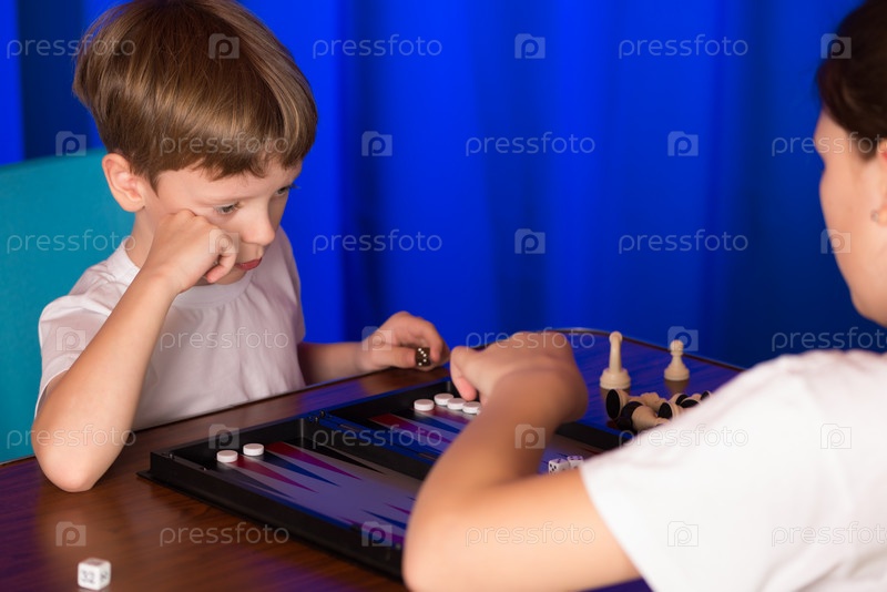Дети играют в нарды. Дети играют в нарды