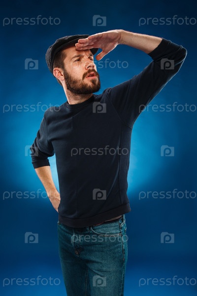 Фотография на тему Человек смотрит вдаль | PressFoto