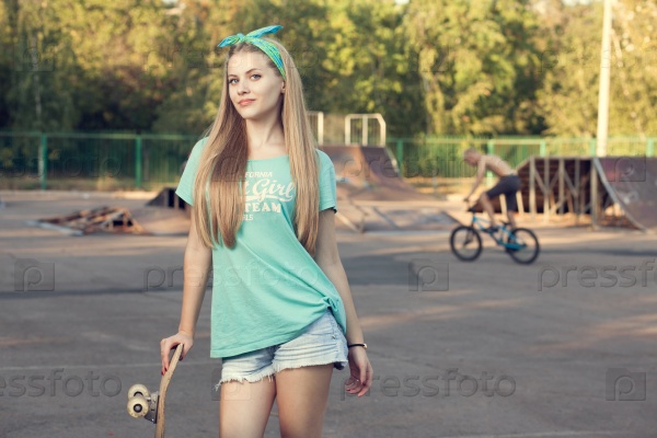 Девушка скейте Изображения – скачать бесплатно на Freepik