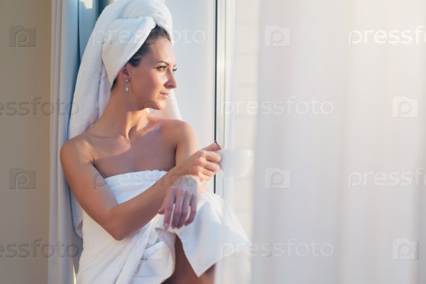 Сексуальная девушка в нижнем белье позирует в ванной | Премиум Фото