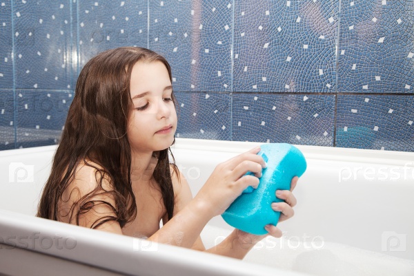 Фотография на тему Маленькая девочка в ванной | PressFoto
