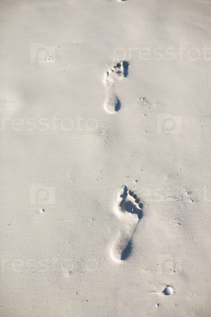 Фотография на тему Следы человека на белом песке | PressFoto