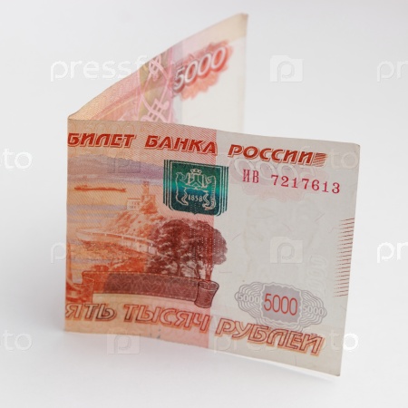 Сто пятьдесят вторые. Пять тысяч рублей с зади. Сложенные 5 тысяч рублей. Тысяча рублей мятая. Летающие пять тысяч рублей.