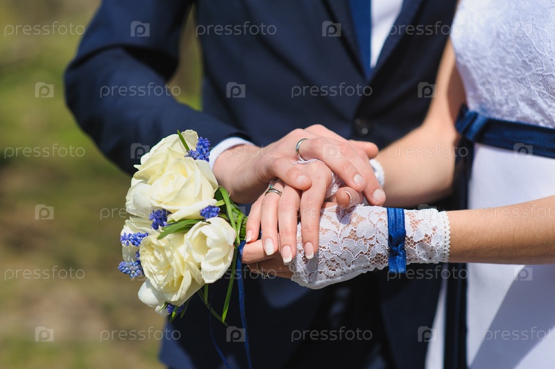 Фотография на тему Жених и невеста с букетом | PressFoto