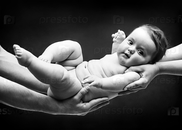 Семейное фото рук с новорожденным