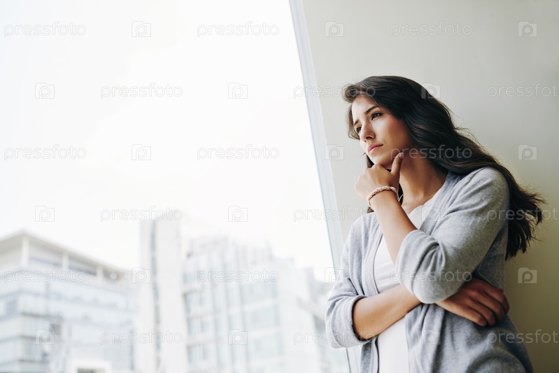 девушка задумалась у окна